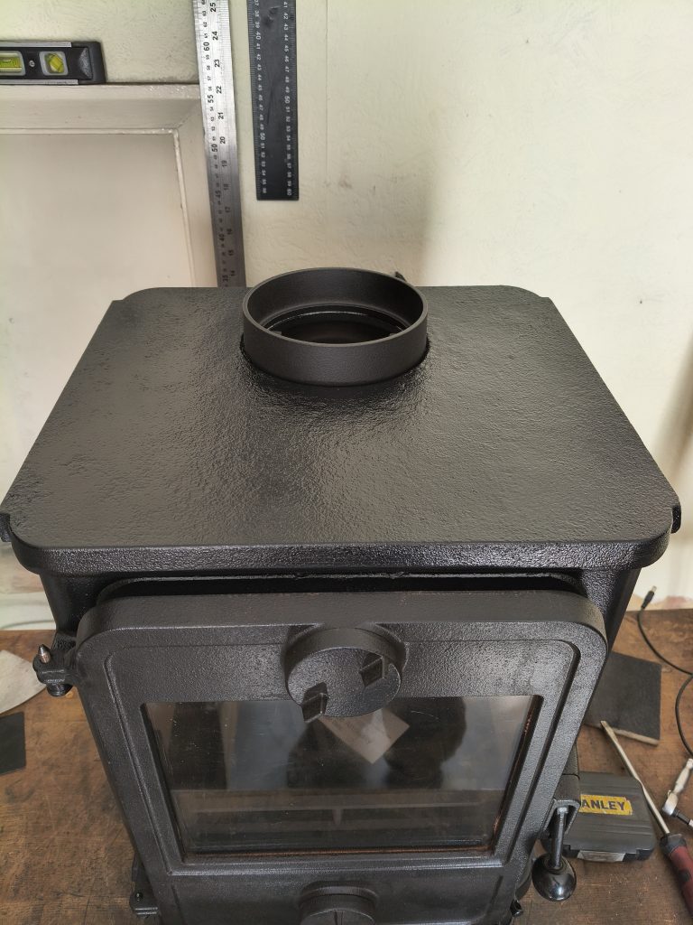 Top-down front view of Morso 1412 top plate and flue collar